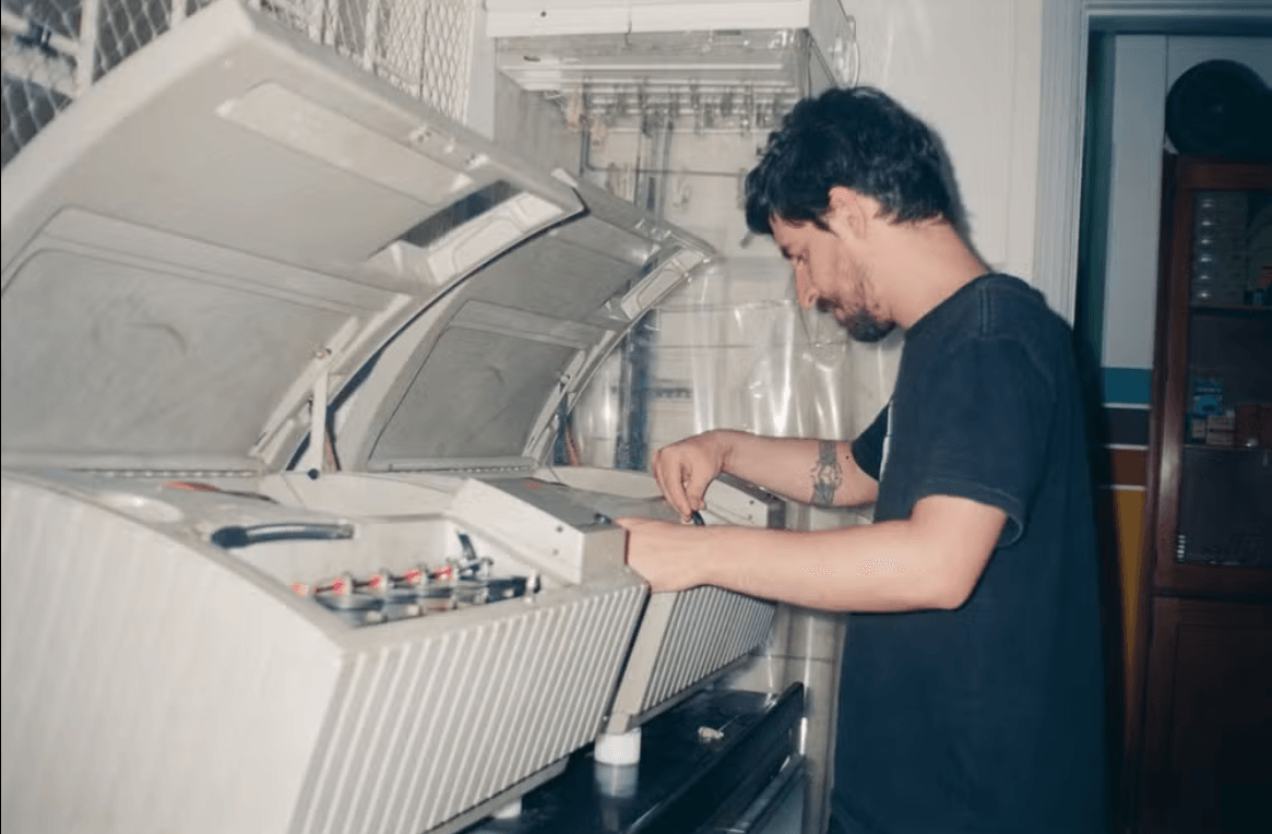 Vitor trabalhando no processo de 'gravação de filme' para Ainda Estou Aqui — Foto: Lab:Lab Analógico
