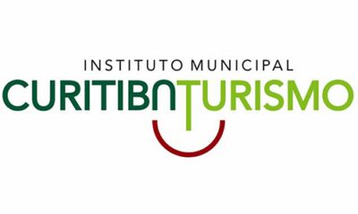 Ônibus Linha Turismo passando por cartão-postal de Curitiba