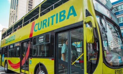 ônibus Linha Turismo em ponto turístico de Curitiba