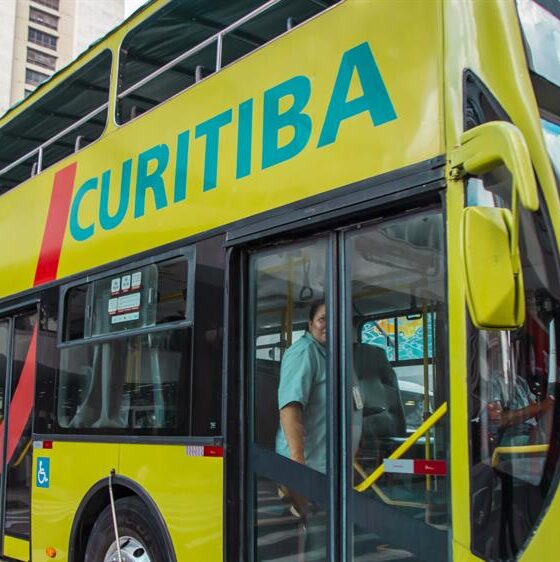 ônibus Linha Turismo em ponto turístico de Curitiba