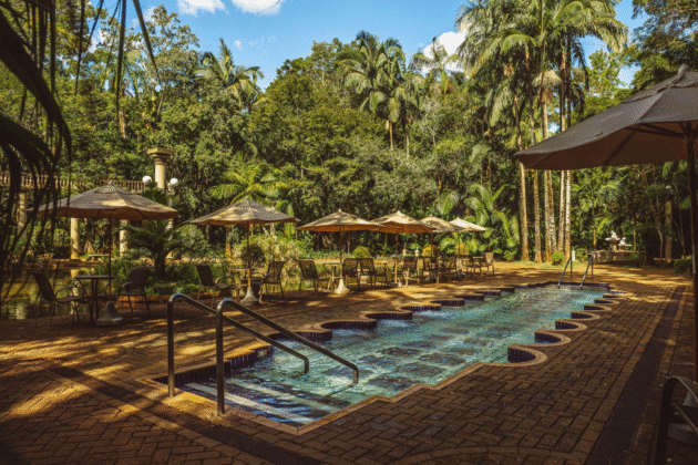 Piscinas termais aquecidas com pessoas relaxando no inverno, Jurema Águas Quentes